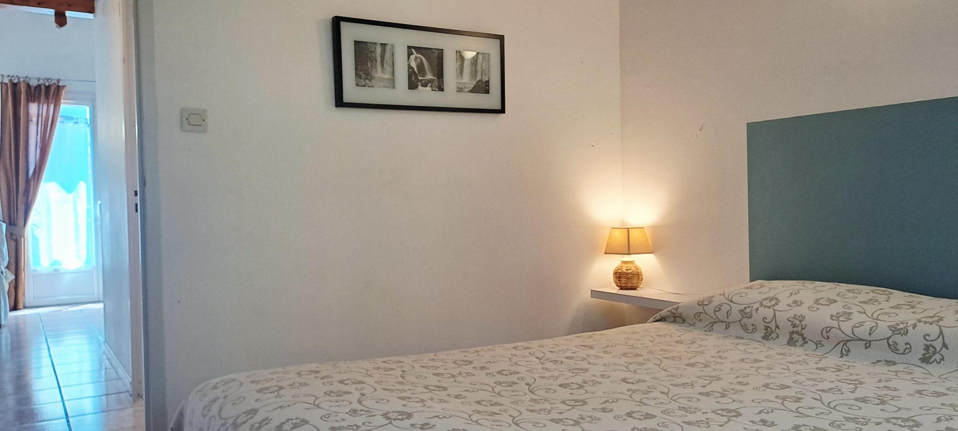 Chambre Cades et couloir. Le Cade — Gîte Le Cade