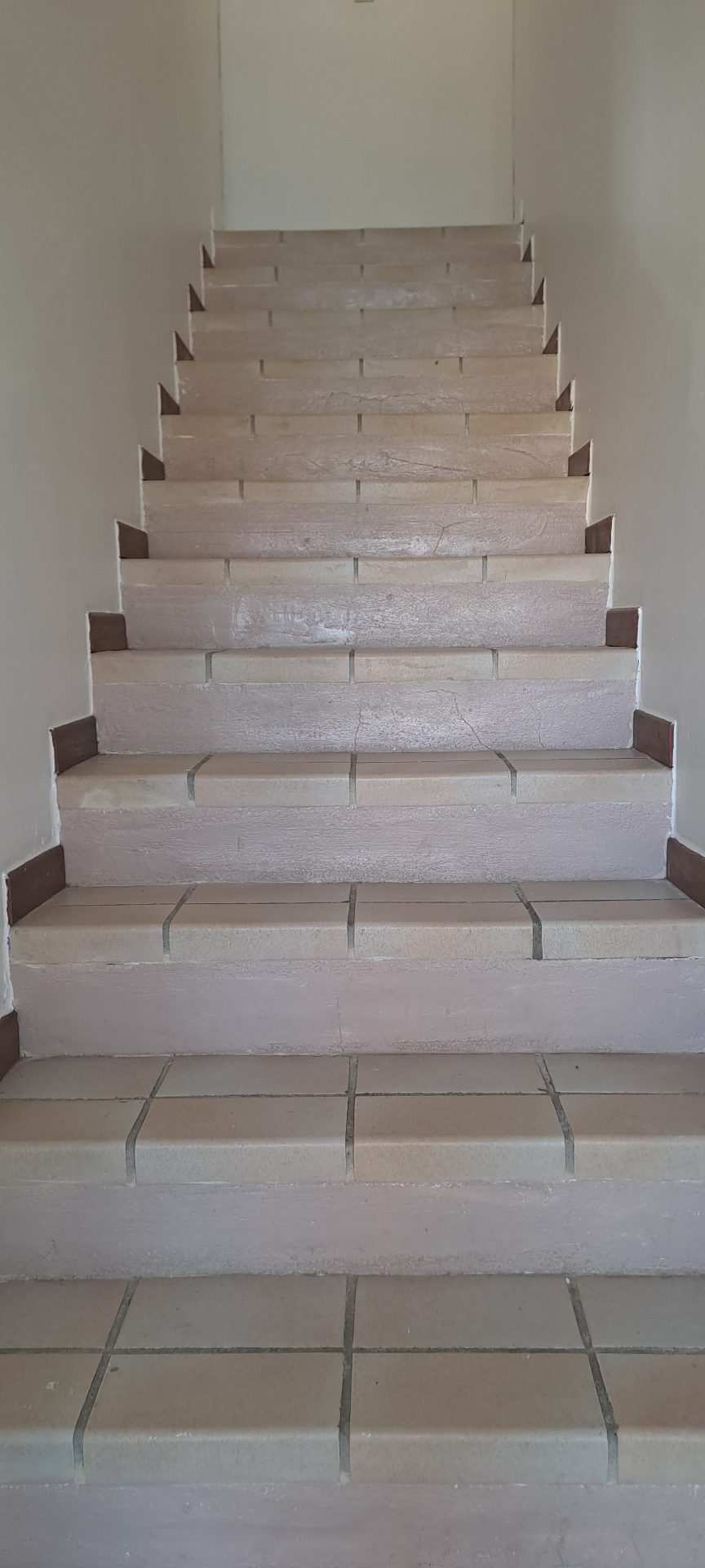Escalier accés aux locations Le Cade et Farigoule — Gîte Le Cade