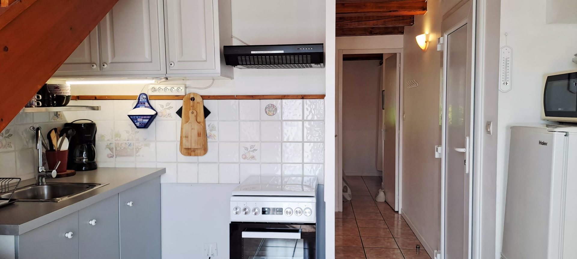 Espace Cuisine et couloir. Le Cade — Gîte Le Cade