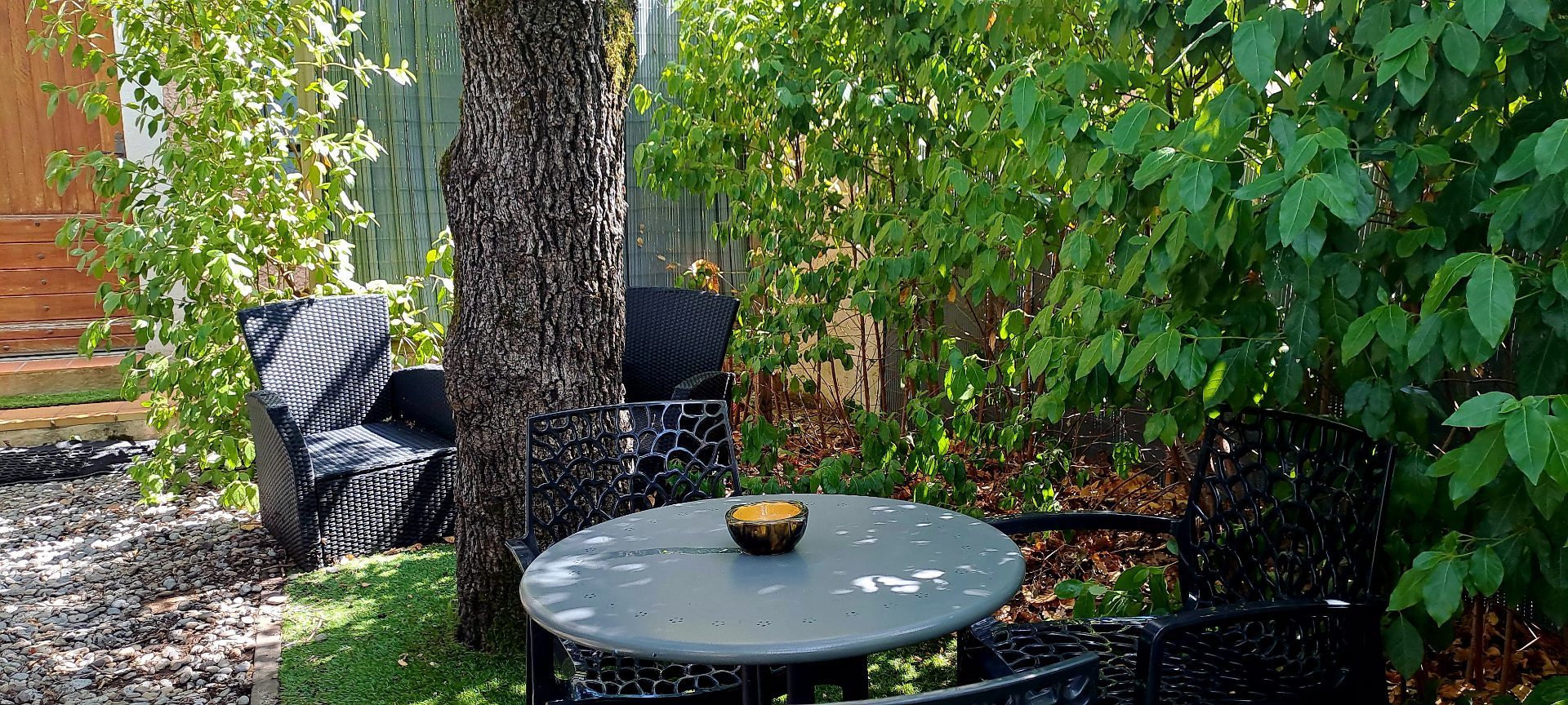 Espace extérieur- table fauteuils. Le Cade — Gîte Le Cade