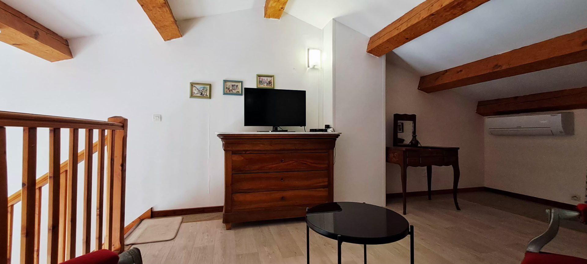 Espace TV en mezzanine climatisée — Gîte Le Cade