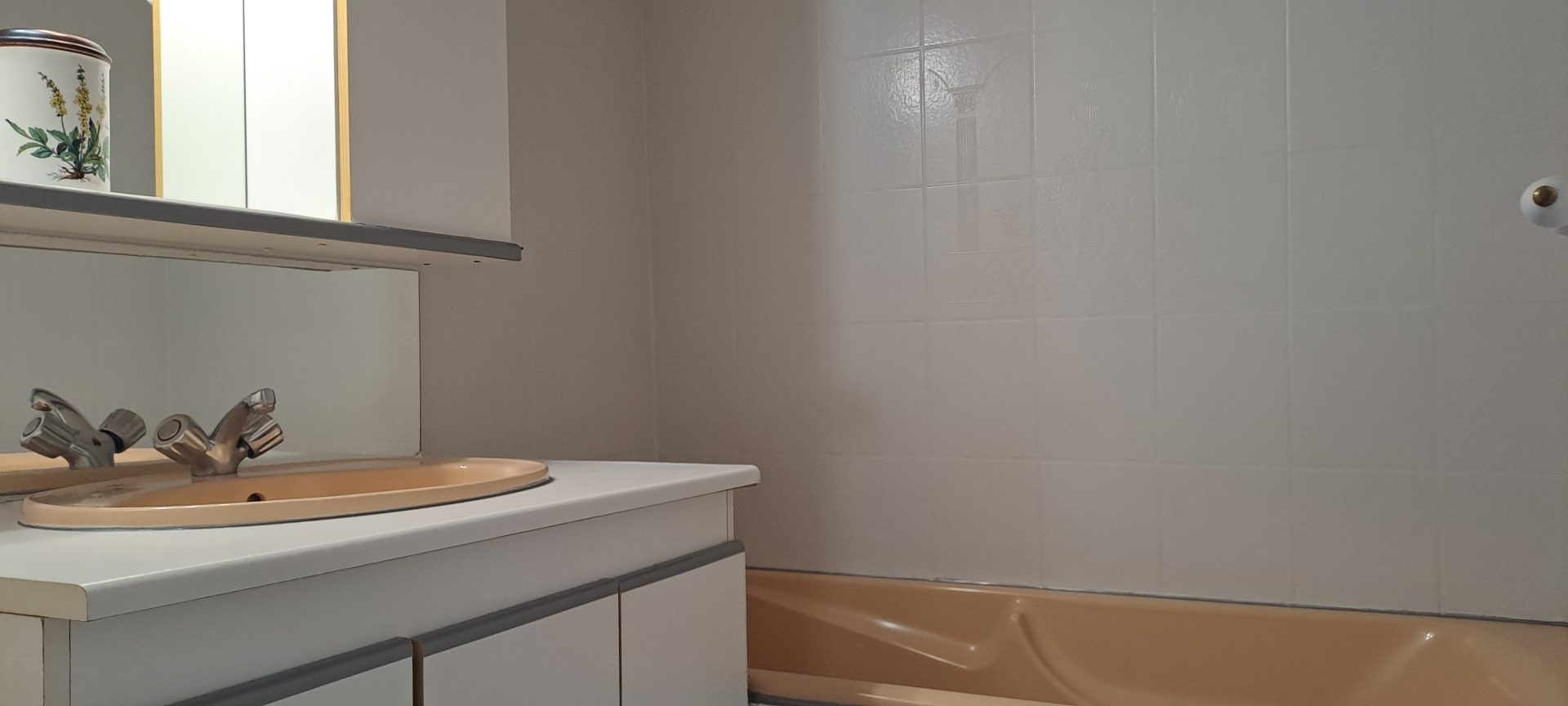 Salle de Bains et Baignoire. Le Cade — Gîte Le Cade