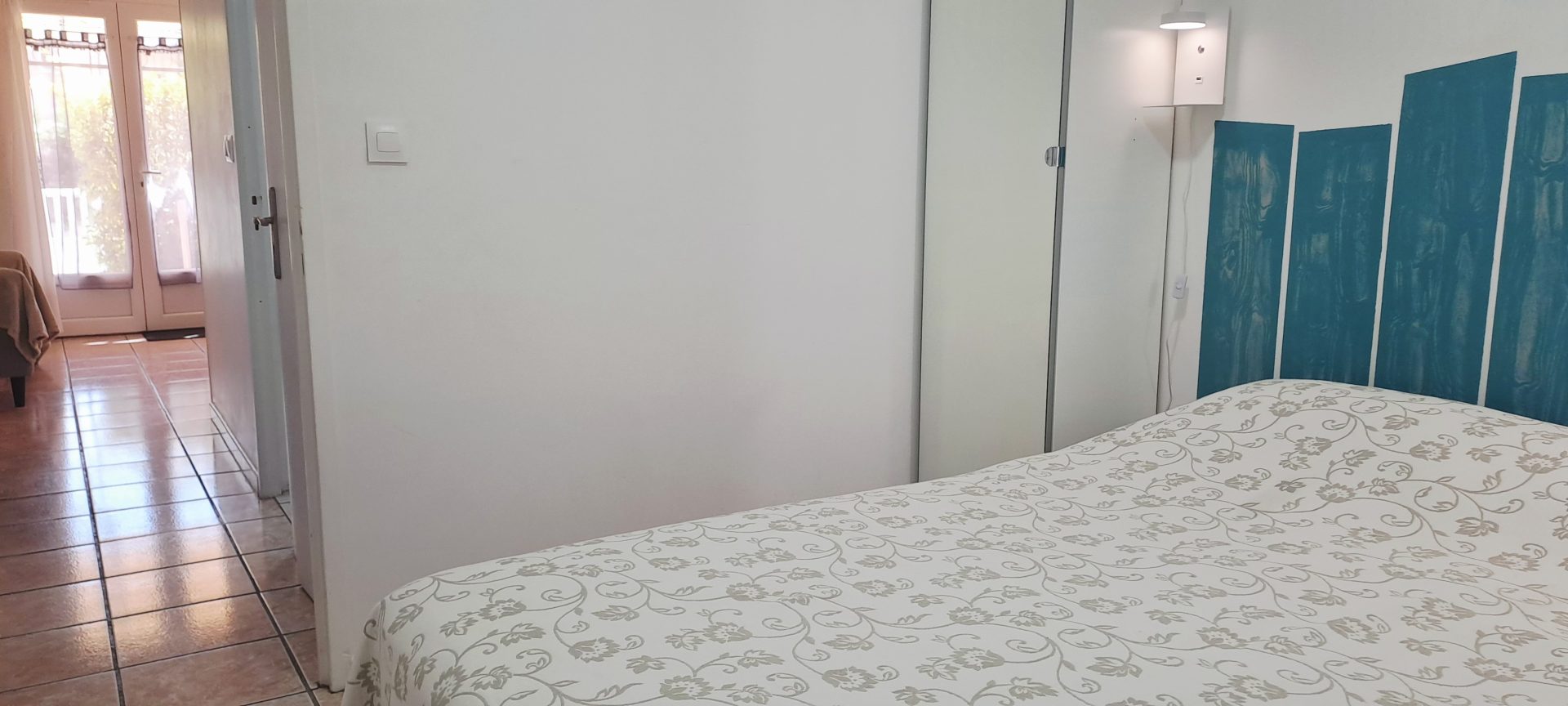Chambre le Cyste et couloir — Gîte Le Cyste