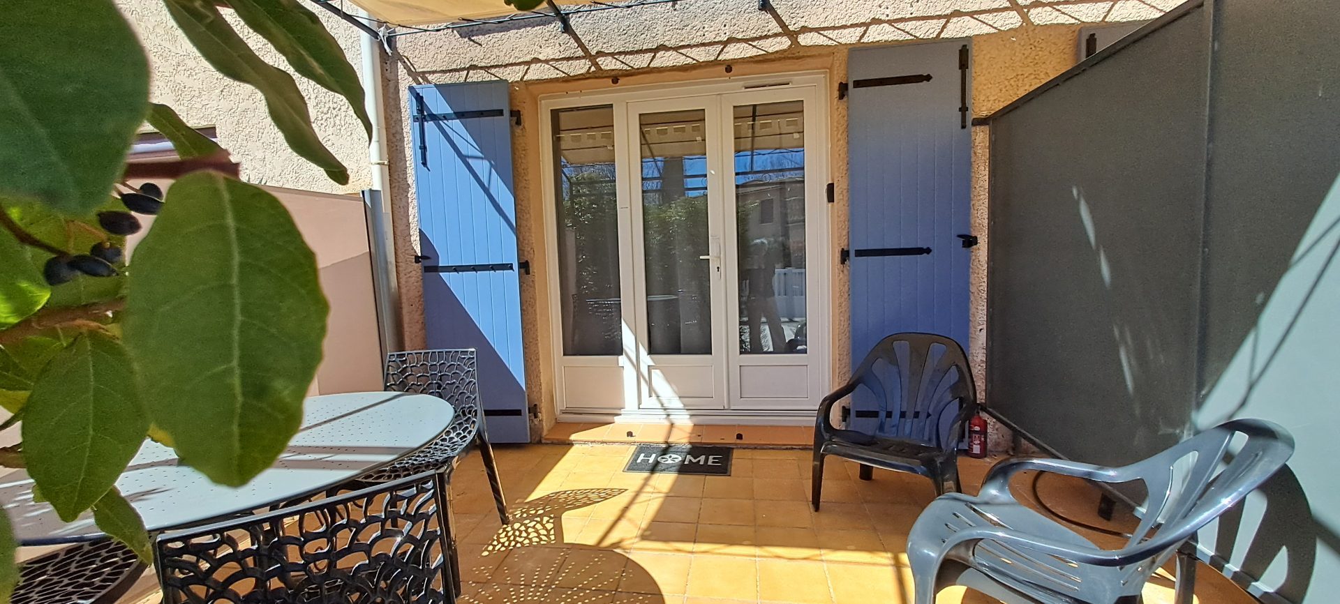 Terrasse avec table et fauteuils- Le Cyste — Gîte Le Cyste